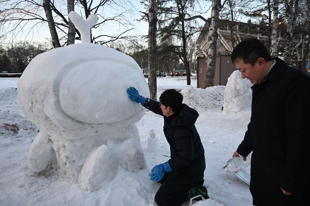 溶ける雪に悪戦苦闘・・・市民氷雪像づくりフィニッシュ 氷彫刻も開始
