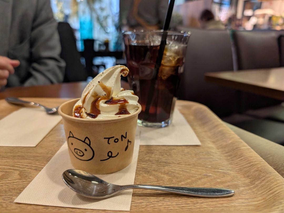 豚丼＋ソフトクリーム！？ 帯広駅エスタで『咀嚼するアイス』を食べてみた - Chai Cross（チャイクロス）｜十勝の情報交差点メディア