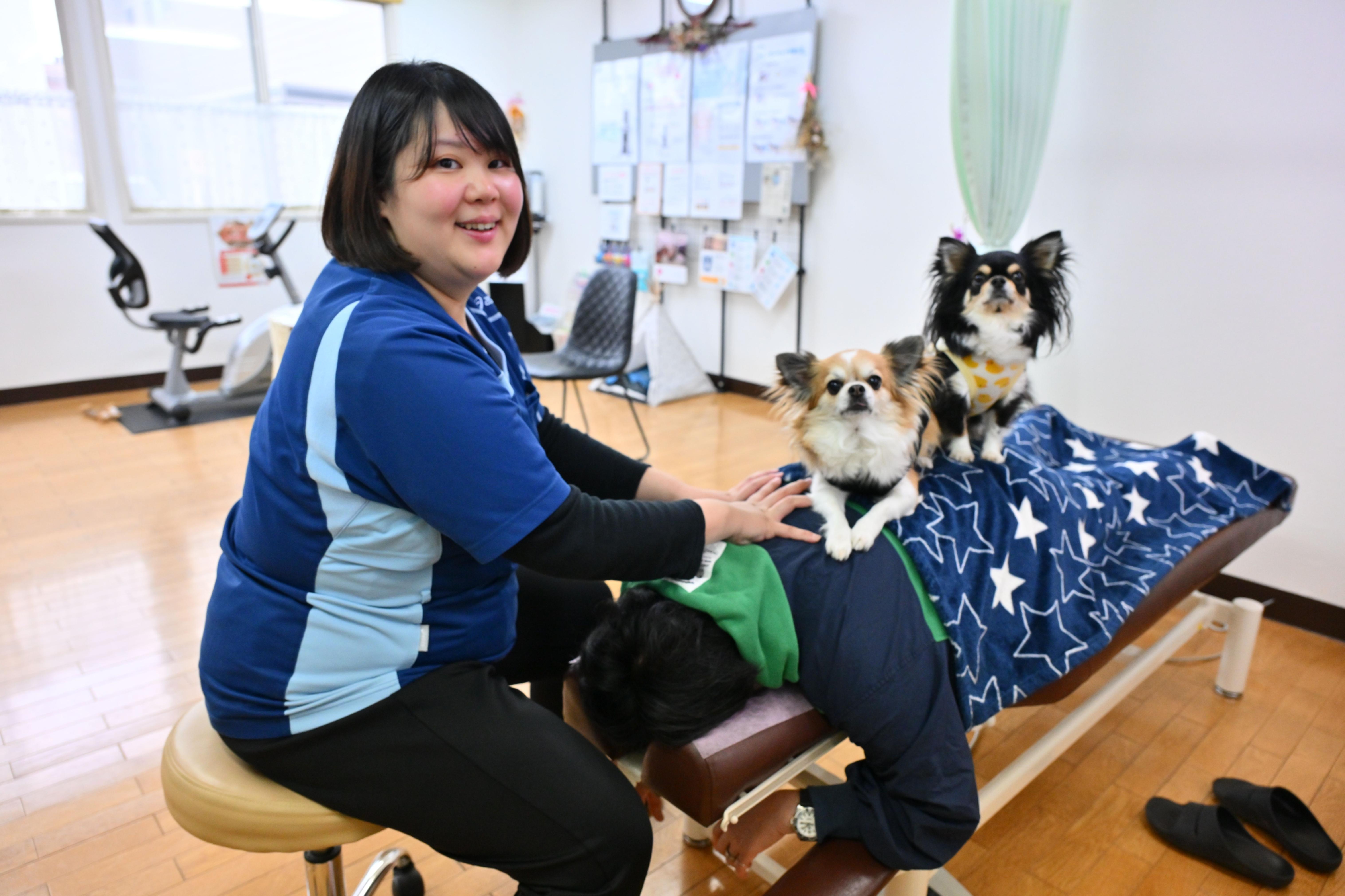 4月20日は「腰痛ゼロの日」 女性院長と元気な看板犬が営む「ひまわり