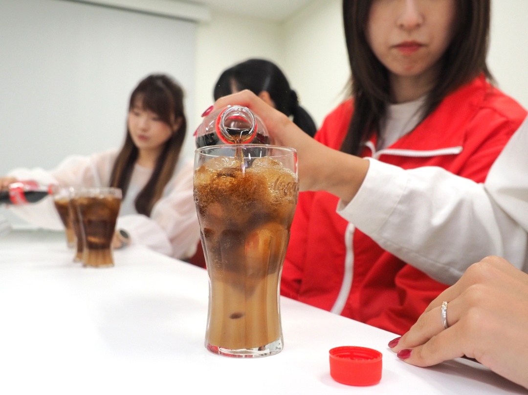 職場でもお家でも10秒でできる、簡単アレンジ！ カフェラテコーラが