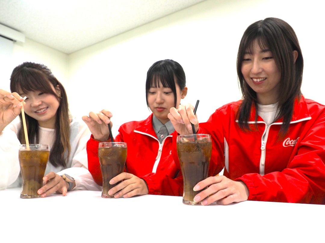 職場でもお家でも10秒でできる、簡単アレンジ！ カフェラテコーラが