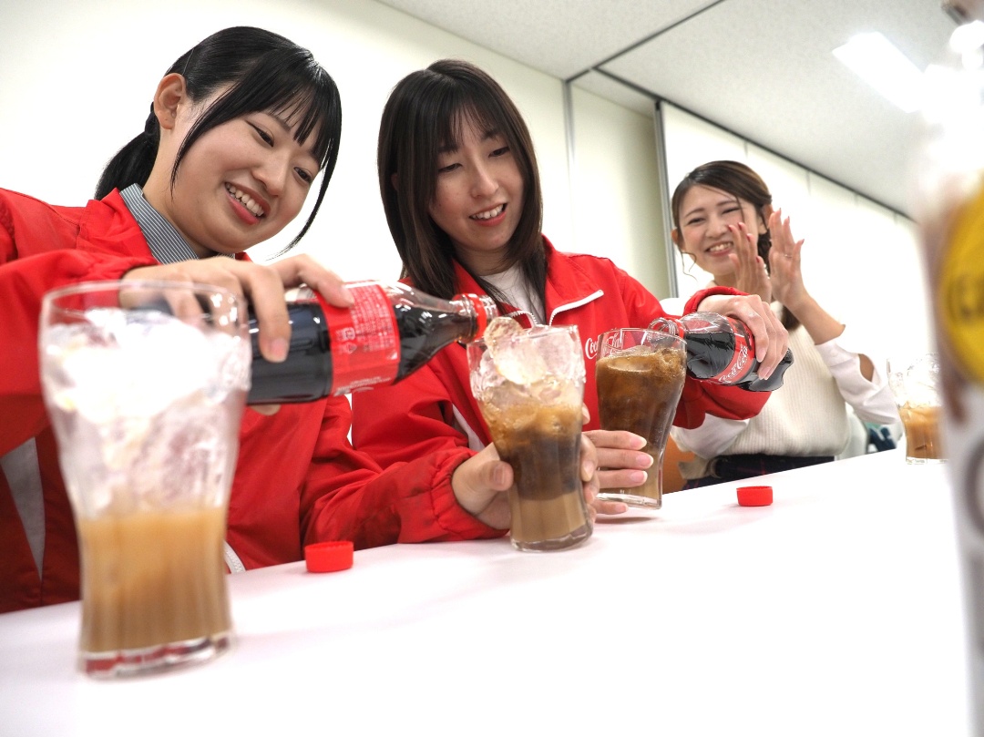 職場でもお家でも10秒でできる、簡単アレンジ！ カフェラテコーラが