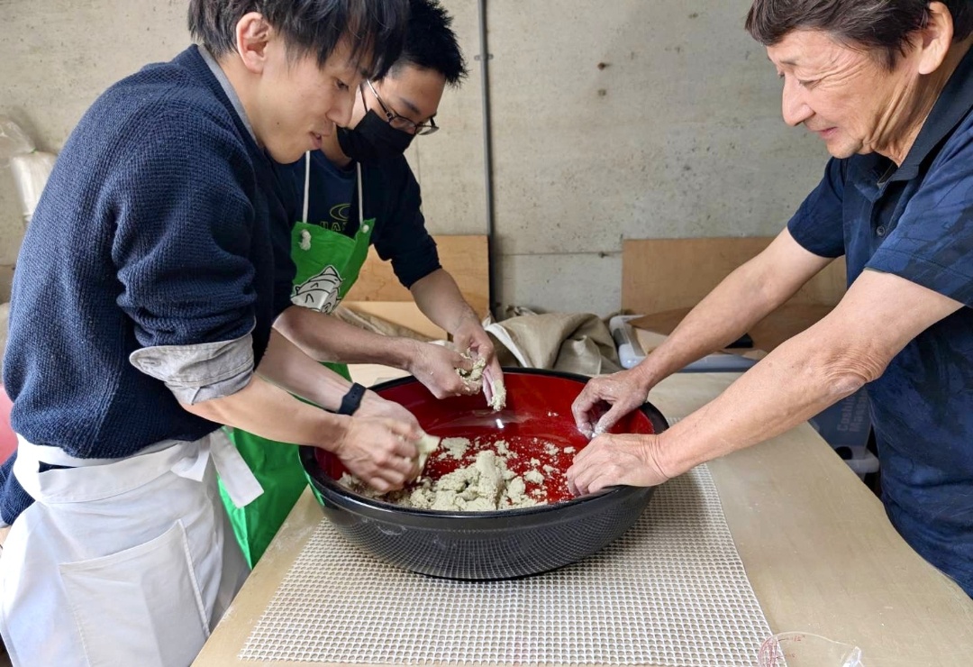 十勝の農家さんに「そば打ち」を習う おいしさのコツはパワーと