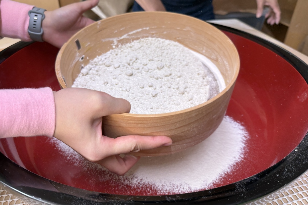 十勝の農家さんに「そば打ち」を習う おいしさのコツはパワーと